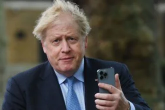 Tech experts retrieve Boris Johnson’s pandemic WhatsApps from old phone | Politics News