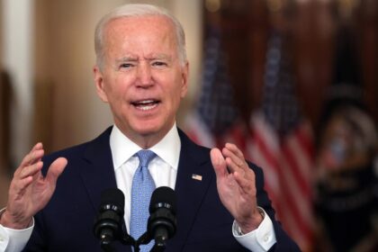 Top AI Firms Meet With Biden, Commit to Watermarking